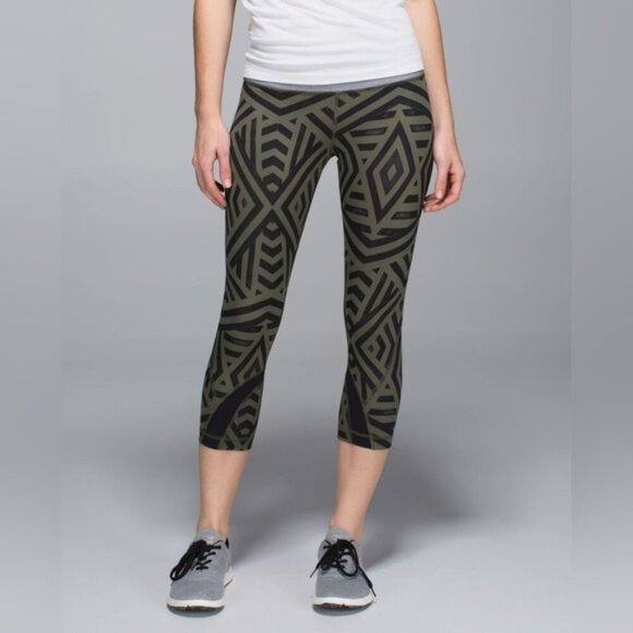 Lululemon Inspire Crop Chevron Shuffle Fatigue Green Cropped Leggings Yoga Gym - Picture 12 of 12